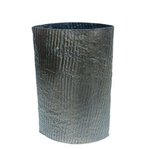 Jarrón Decorativo de Aluminio Hecho a Mano para Arreglos Florales Artificiales, Decoración de Hogar de Lujo y Centro de Mesa para Bodas - Product Image 1