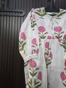 Robe longue en coton à imprimé floral blanc et rose pour femme, coupe trapèze, longueur ras du sol, respirante, idéale pour les vacances - Product Image 3