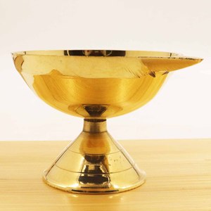 Lámpara de aceite Diya de latón con pedestal SpillBox, hecha a mano, con patrón geométrico tradicional, Deepam Vilakku, lámpara de Pooja para el hogar, el templo y Diwali - Product Image 1
