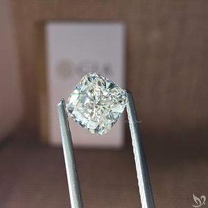 เพชรทรงคุชชั่นสีขาว น้ำหนัก 0.90 กะรัต ได้รับการรับรองจาก GIA คุณภาพการเจียระไนเยี่ยม ความสะอาดระดับ VS1 เพชรธรรมชาติแบบไม่ผ่านการปรับแต่ง (K SI1) - Product Image 1