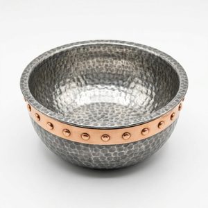 Bol décoratif artisanal en aluminium de 24 cm, finition argent antique avec bande en cuivre et rivets en cuivre Kildar, pour la décoration intérieure et les objets décoratifs d'hôtel - Product Image 3
