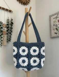 Bolso tote de ganchillo hecho a mano con cuadrados granny y correas largas para el hombro - Product Image 2