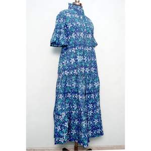 Vestido largo de verano para mujer con estampado floral digital, manga acampanada, cuello redondo, formal, lavable, de algodón suave, con botones y cintura natural. - Product Image 4