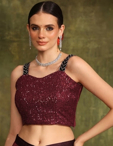 Sari de seda color granate pre-cosido KV Elegant con blusa con lentejuelas y borde bordado para ocasiones de boda - Product Image 3