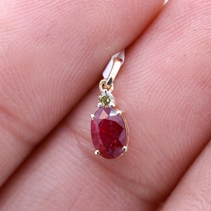 Colgante de Oro Amarillo Sólido de 14K al por Mayor con Rubí Ovalado Natural y Diamantes Redondos Engastados en Puntas, Joyas de Recuerdo - Product Image 6