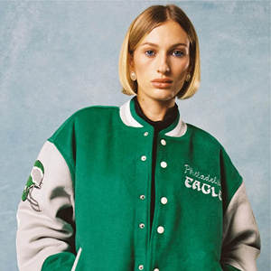 เสื้อแจ็คเก็ตวาร์ซิตี้สีเขียวสำหรับผู้หญิง ผ้าขนสัตว์ผสม แจ็คเก็ตเบสบอลแบบ Letterman สำหรับวิทยาลัย แขนเสื้อตัดสี  โลโก้สั่งทำได้ รับผลิตแบบ OEM - Product Image 2