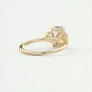 Bague de fiançailles et de mariage en or jaune 14 carats avec diamant de laboratoire taille émeraude 4.01 CT et pierres latérales trapézoïdales en trilogie - Product Image 2