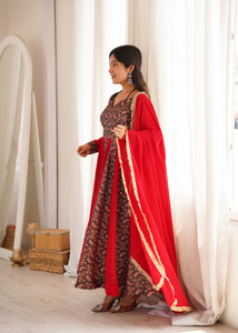 Ensemble de robe Anarkali en georgette raffinée avec encolure brodée, pantalon assorti et dupatta en dentelle dorée, prêt-à-porter pour femme - Product Image 6