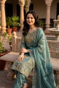 ชุดคุर्ติผ้าไหมปักลายสีเขียวอมฟ้าสำหรับผู้หญิง พร้อมผ้าคลุมไหล่ ชุดสาหรี่กะมีซแบบดั้งเดิมสำหรับงานแต่งงานและงานปาร์ตี้ - Product Image 3