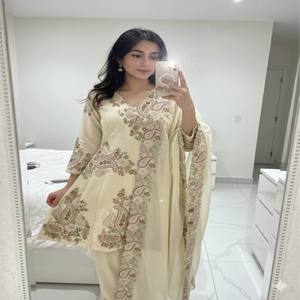 Conjunto de Top y Pantalones Plazzo con Lentejuelas Bordadas de Diseñador VASTRA COTTAGE, con Dupatta, Ropa Étnica para Fiestas - Product Image 3