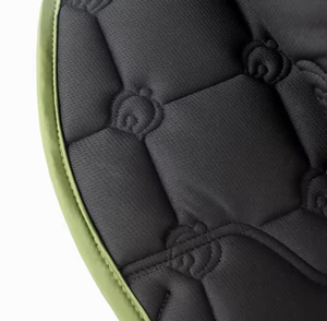 Ensemble de tapis de selle de dressage et de saut d'obstacles vert olive matelassé avec doublure en maille polyester, sangle de selle réglable pour l'entraînement incluse - Product Image 4
