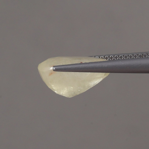 พลอยแซฟไฟร์สีเหลืองทรงรีขนาด 13x8.5 มม. น้ำหนัก 6.67 กะรัต ได้รับการรับรองจาก IGI แท้ 100% ผ่านการเคลือบแว็กซ์/น้ำมัน ช่วยเปลี่ยนสีได้ - Product Image 2