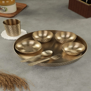 Juego de platos de bronce Kansa con motivo del Árbol de la Vida, incluye plato grande, tres tazones, vaso y cuchara, disponible a precios de mayorista. - Product Image 2