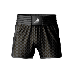 Shorts d'entraînement de Muay Thai et MMA personnalisés LUUK International, logo imprimé sur le devant, 100% polyester, extensibles dans quatre directions, ajustés - Product Image 1