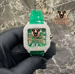 Elegante reloj de pulsera analógico con correa de silicona grabada, marcadores de hora definidos y carcasa metálica redondeada. - Product Image 3