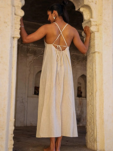 Vestido Maxi de Algodón Khadi Hecho a Mano con Detalles de Macramé con Flecos y Bordes Bordados, Cuello Cuadrado, Silueta en A - Product Image 3