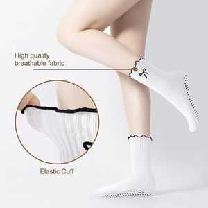 Chaussettes de Pilates antidérapantes pour femmes – Adorables chaussettes de yoga à picots pour l'hôpital, la danse, la barre et l'entraînement - Product Image 2