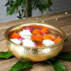 Le récipient sacré – Bol Urli en métal au charme rustique pour la décoration des temples, les festivals et les rituels profonds - Product Image 1