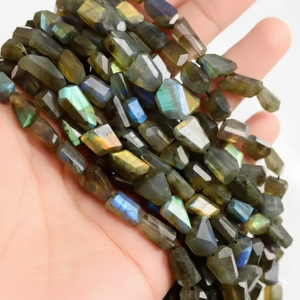 Elegantes pepitas de labradorita pulidas |   Cuentas facetadas de piedras preciosas naturales de 10-15 mm con múltiples destellos para pulseras |   Piedras de Labradorita en Bruto - Product Image 3