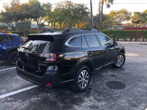 Mint Outbackk Premium AWD 2024 SUV noir avec moteur 2.5L et transmission intégrale - Product Image 3