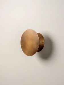 Applique murale minimaliste en laiton, luminaire rond pour décoration intérieure, idéal pour l'entrée - Product Image 2