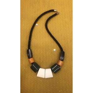 Collier en résine et bois au design rustique et moderne, accessoires de bijouterie - Product Image 4