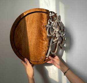 Bandeja de madera tallada a mano con mosaico de conchas de nácar para presentación de servicio a la habitación en hoteles boutique de lujo - Product Image 1