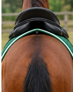 Vente en gros de tapis de selle pour cheval à rayures horizontales matelassées, en coton doux de qualité supérieure, antidérapant, pour selle anglaise, avec passepoil. - Product Image 4