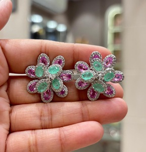 Pendientes de botón de diseño elegante y moderno con circonitas chapadas en plata de latón de primera calidad, con un brillo deslumbrante, para mujer, estilo boda, a la moda. - Product Image 1