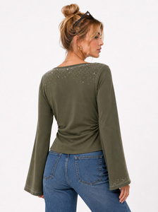 Chemisier élégant vert olive à col bateau pour femme, orné de strass personnalisés, manches longues évasées, taille froncée, en mélange de coton premium, vente en gros - Product Image 2