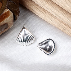 ต่างหูเงินแท้ 925 รูปเปลือกหอยขัดเงา งานขายส่ง เครื่องประดับคุณภาพสูง Memoria Jewels - Product Image 3