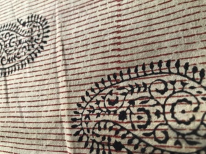 ผ้าฝ้ายพิมพ์ลายด้วยมือ ลายเส้นสีแดงพื้นดำ ลายดอกไม้เพสลีย์สีดำ |   ตลาดขายส่งเจียปุร์ - Product Image 3