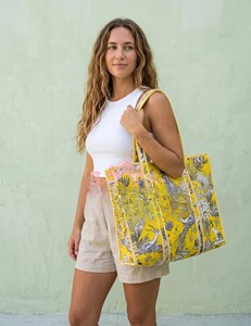 Sac fourre-tout en coton matelassé artisanal jaune vif d'inspiration safari avec imprimés de faune et de flore tropicales, fermeture éclair de haute qualité - Product Image 1