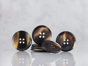 จำหน่ายกระดุมเขาควายทรงกลมสี่รูคุณภาพสูง หลายสี สำหรับเสื้อผ้า - Product Image 2