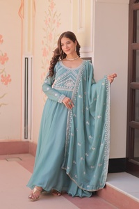 Robe de soirée Anarkali avec broderies de sequins et perles en georgette étoilée, sans plis, séchage rapide, dupatta richement brodé - Product Image 1