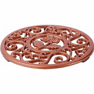 Al por mayor: Salvamanteles de hierro fundido vintage, resistente al calor, de metal, con diseño floral, para accesorios de cocina - Product Image 1