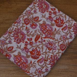 Tela de Algodón Blanco de Calidad de Exportación con Estampado Floral Naranja y Rosa Hecho a Mano para Compradores de Prendas de Vestir y Textiles para el Hogar - Product Image 3