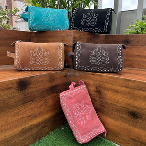 Trousse de toilette de voyage en cuir suédé personnalisée pour femmes, trousse de toilette de luxe à suspendre pour hommes et femmes - Product Image 4