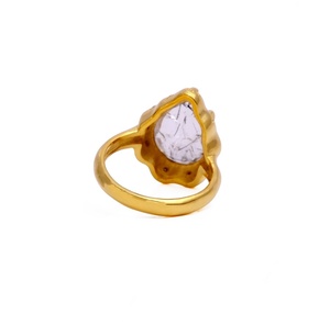 Bague statement en pierre de lune arc-en-ciel naturelle, forme goutte, artisanale, sertie à griffes plaquée or, texture unique, style bohème, luxe - Product Image 5