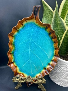 Assiette décorative en métal bleu, motif feuille artistique, élégante, pour une présentation moderne à la maison et sur la table. - Product Image 2