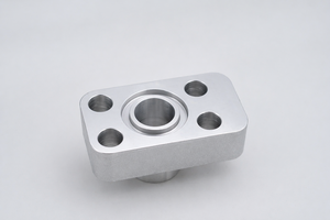 Bloc à bride rectangulaire en aluminium usiné CNC sur mesure avec alésage central et quatre trous de fixation pour applications de fraisage - Product Image 4