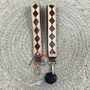 Porte-clés en cuir de vachette à carreaux OEM avec bracelet de poignet et design diamant, fermoir métallique durable, support de clés tendance – Édition Mars 2026 - Product Image 1