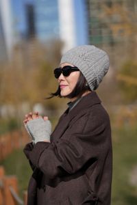 Bonnets en laine pour femmes avec logo personnalisé, vente en gros |   Chapeau en tricot gris 100% biologique |   Usine OEM de couvre-chefs d'hiver élégants à motifs en gros - Product Image 5