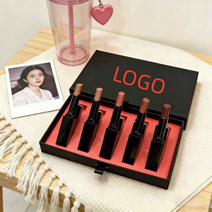 La fábrica ofrece una nueva línea de lápices labiales de tubo fino en un set de cinco piezas, con resistencia al agua y retención del color. - Product Image 4