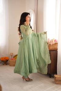 Ensemble de costume Anarkali vert sauge SALSA, longueur au sol, bordure dorée, séchage rapide, tenue traditionnelle gujaratienne indienne pour mariage, coupe ample pour femme - Product Image 4