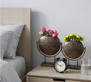 Vase de table moderne en métal avec support, présentoir décoratif pour la décoration de la maison, de l'agencement de bureau ou comme présentoir de cadeaux - Product Image 4