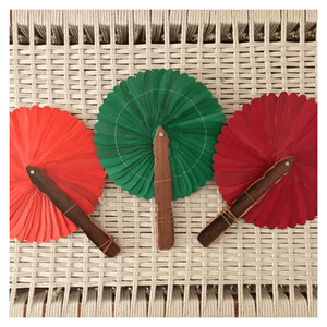 Éventail artisanal en bois de coco, formé de structure en bois de coco naturel et de feuilles de palmier pour un confort rafraîchissant et une présentation élégante, Vietnam - Product Image 1