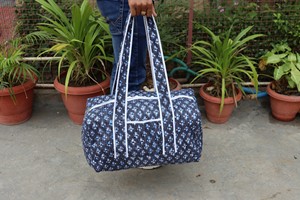 กระเป๋าเดินทางผ้าฝ้ายบุนวมน้ำหนักเบาสำหรับผู้หญิง ทำด้วยมือพร้อมซับในโพลีเอสเตอร์ทนทาน เหมาะสำหรับการเดินทางค้างคืนหรือวันหยุดสุดสัปดาห์ - Product Image 4