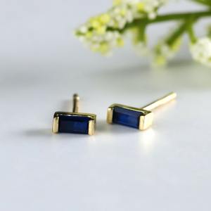 Pendientes Pequeños de Oro Rosa Sólido de 14K con Zafiro Azul Baguette, Joyería Minimalista y Delicada para Uso Diario o Bodas, Certificados por IGI - Product Image 3