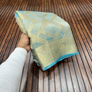 VASTRA COTTAGE Sari de Seda Organza Pura con Tejido Jacquard, Acabado Arrugado, Borlas y Fumka, Ropa Étnica Festiva - Product Image 1